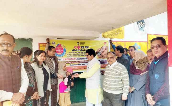 Muzaffarnagar में पोलियो अभियान का भव्य शुभारंभ, जिला पंचायत अध्यक्ष ने बच्चों को पिलाई पोलियो की खुराक Muzaffarnagar में पोलियो अभियान का भव्य शुभारंभ, जिला पंचायत अध्यक्ष ने बच्चों को पिलाई पोलियो की खुराक
