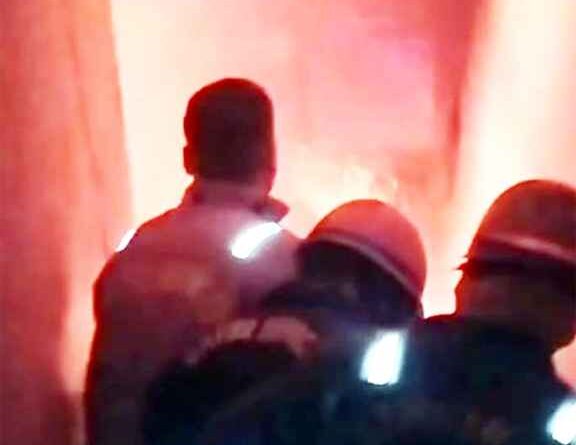 Muzaffarnagar में खिलौने की दुकान में लगी भयंकर आग, हड़कंप मच गया, दमकल टीम ने घंटों की मेहनत से पाया काबू Muzaffarnagar में खिलौने की दुकान में लगी भयंकर आग, हड़कंप मच गया, दमकल टीम ने घंटों की मेहनत से पाया काबू