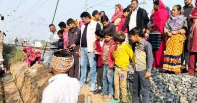 खतौली/Muzaffarnagar: रेलवे प्रशासन की लापरवाही से Khatauli में बवाल: अधूरी बाउंड्री वॉल बनी कॉलोनीवासियों के लिए आफत