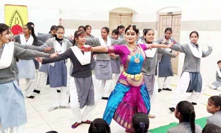 Muzaffarnagar: भरतनाट्यम के रंग में रंगे स्कूल, डॉ. मंदाक्रांता राय का स्पिक मैके में अद्भुत प्रदर्शन