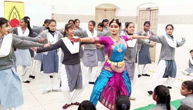 Muzaffarnagar: भरतनाट्यम के रंग में रंगे स्कूल, डॉ. मंदाक्रांता राय का स्पिक मैके में अद्भुत प्रदर्शन