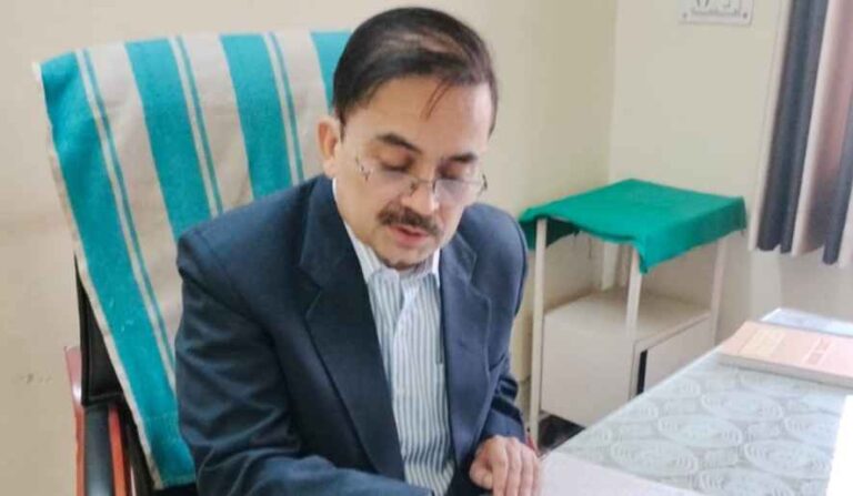 Muzaffarnagar मुख्य चिकित्सा अधिकारी डॉ. सुनील तेवतिया ने जनता दर्शन में समस्याओं का किया समाधान