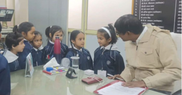 Grain Chamber Public School में पोस्ट ऑफिस भ्रमण: बच्चों ने जाना मेल डिलीवरी से लेकर पिनकोड तक का रहस्य