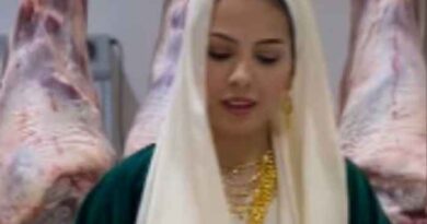 गहनों में लदी हसीना Eslam Lomaaa Hassan बनी पेशेवर कसाई: बूचड़खाने (Slaughterhouse) में दिखाया ऐसा अंदाज़, देखकर हैरान रह गए लोग