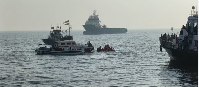 मुंबई में भीषण नाव हादसा: 13 की मौत, कई लोग घायल, नौसेना का जहाज हुआ बेकाबू-Mumbai Boat Tragedy मुंबई में भीषण नाव हादसा: 13 की मौत, कई लोग घायल, नौसेना का जहाज हुआ बेकाबू-Mumbai Boat Tragedy