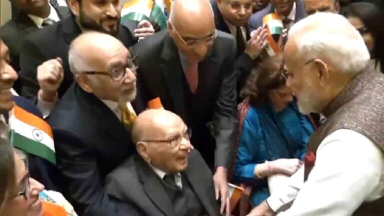 Kuwait यात्रा में पीएम मोदी ने किया अनोखा वादा पूरा, 101 साल के पूर्व Ifs अधिकारी से की खास मुलाकात Kuwait यात्रा में पीएम मोदी ने किया अनोखा वादा पूरा, 101 साल के पूर्व Ifs अधिकारी से की खास मुलाकात