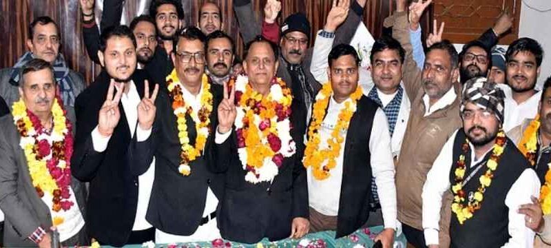 Aligarh: तहसील राजस्व बार एसोसिएशन चुनाव: विजय सिंह तेवतिया बने अध्यक्ष, महेंद्र धाकरे सचिव; कांटे की टक्कर में छिपा रोमांच Aligarh: तहसील राजस्व बार एसोसिएशन चुनाव: विजय सिंह तेवतिया बने अध्यक्ष, महेंद्र धाकरे सचिव; कांटे की टक्कर में छिपा रोमांच