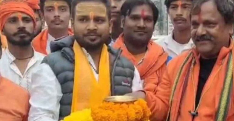 Varanasi में ताला बंद मंदिर विवाद: विश्व हिंदू परिषद और सनातन रक्षक दल का प्रदर्शन, प्रशासन पर दबाव बढ़ा Varanasi में ताला बंद मंदिर विवाद: विश्व हिंदू परिषद और सनातन रक्षक दल का प्रदर्शन, प्रशासन पर दबाव बढ़ा