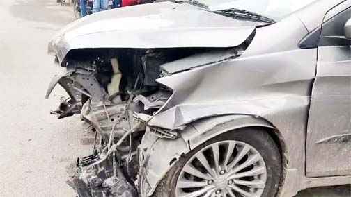 Muzaffarnagar: रफ्तार की कहर! लग्ज़री कार ने डिवाइडर से टक्कर मारकर मचाई तबाही, एयरबैग ने बचाई जान