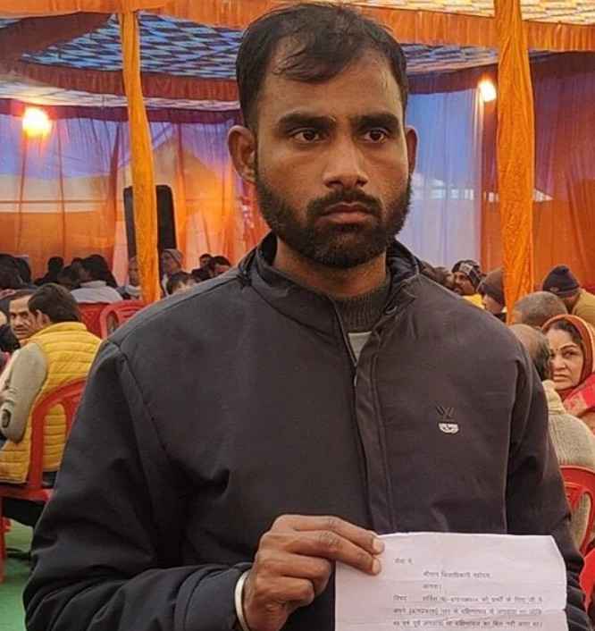 Agra का योगेश, 16 साल से बिना बिजली के, घर में घुट रहा है अंधेरा, परिवार टूटने के कगार पर Agra का योगेश, 16 साल से बिना बिजली के, घर में घुट रहा है अंधेरा, परिवार टूटने के कगार पर