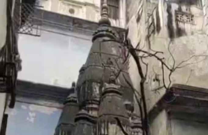 Kashi: मदनपुरा के ‘सिद्धेश्वर महादेव मंदिर’ का दरवाजा खुला, शिवलिंग के दर्शन के साथ जयघोष से गूंजा इलाका