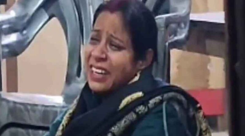 Ballia के बैंक मैनेजर की पत्नी ने बैंक में किया हाई-वोल्टेज ड्रामा, लगाया बेवफाई और ब्लैकमेल का आरोप