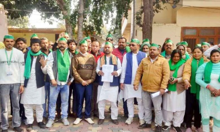 Muzaffarnagar में किसानों का हल्लाबोल: एम्स सहित कई मांगों को लेकर संयुक्त मोर्चा ने डीएम को सौंपा ज्ञापन