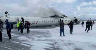 Canada Plane Crash: टोरंटो एयरपोर्ट पर Delta Flight 4819 बर्फीले रनवे पर पलटी, 18 घायल – यात्रियों की आंखों देखी दहशत!