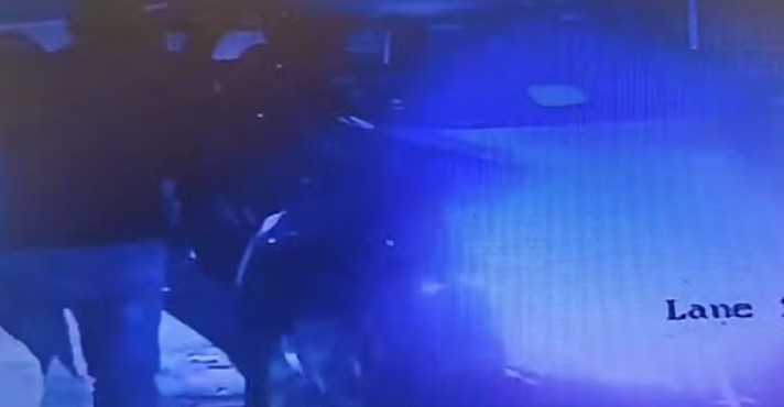 Agra: टोल प्लाजा पर सपा सांसद के गनरों की गुंडागर्दी! 29 कारें और बस पार कराई, टोलकर्मियों से की अभद्रता