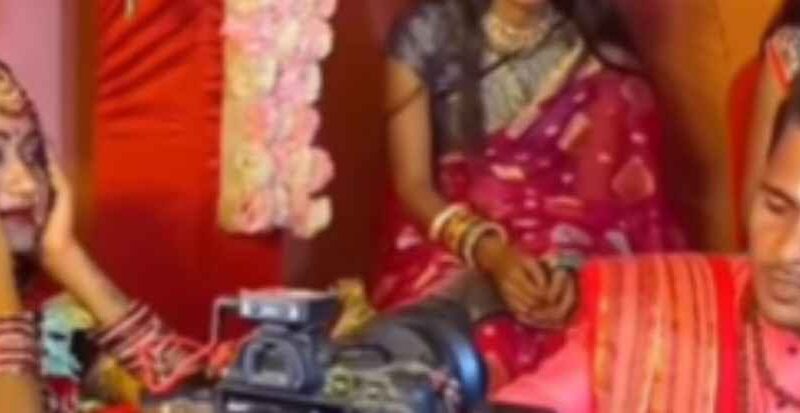 शादी के मंडप में दूल्हे को छोड़ पंडित जी पर फिदा हुई दुल्हन, सोशल मीडिया पर Video Goes Viral शादी के मंडप में दूल्हे को छोड़ पंडित जी पर फिदा हुई दुल्हन, सोशल मीडिया पर Video Goes Viral