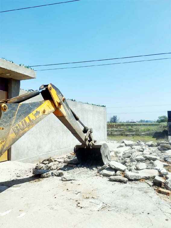 Muzaffarnagar में अवैध प्लॉटिंग पर चला बुलडोज़र, प्रशासन की सख्त कार्यवाही से हड़कंप Muzaffarnagar में अवैध प्लॉटिंग पर चला बुलडोज़र, प्रशासन की सख्त कार्यवाही से हड़कंप