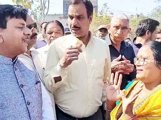 Muzaffarnagar में महिलाओं का जोरदार प्रदर्शन: जलभराव की समस्या पर मंत्री कपिल देव अग्रवाल ने दिलासा दिया, तत्काल कार्रवाई का वादा