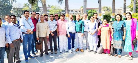 Muzaffarnagar: बाँहों पर काली पट्टी बाँधकर बोर्ड परीक्षाओं का मूल्यांकन कार्य शुरू