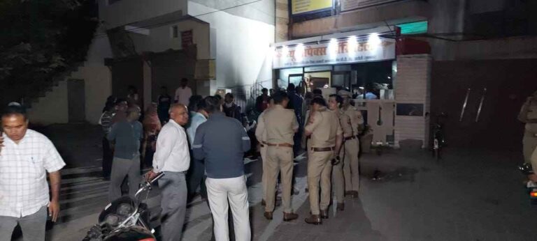 Khatauli में मातृत्व की दर्दनाक त्रासदी: प्रसव के दौरान महिला की मौत, परिजनों का हंगामा, पुलिस ने काबू किया