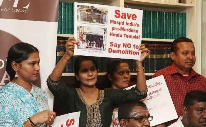 Malaysia में धार्मिक विवाद का बवंडर: 130 साल पुराने हिंदू मंदिर की जगह मस्जिद बनाने से भड़का तनाव, प्रधानमंत्री के फैसले पर हिंदू समुदाय का गुस्सा Malaysia में धार्मिक विवाद का बवंडर: 130 साल पुराने हिंदू मंदिर की जगह मस्जिद बनाने से भड़का तनाव, प्रधानमंत्री के फैसले पर हिंदू समुदाय का गुस्सा