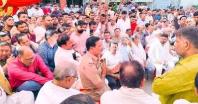 ससुराल के बाहर डेरा डालकर धरने पर बैठी नवविवाहिता! राजनीतिक हस्तक्षेप के बीच जारी है आरोप-प्रत्यारोप, पूरा Muzaffarnagar शहर हैरान