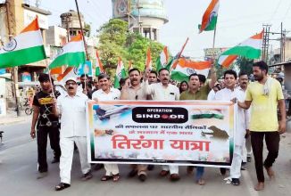 Muzaffarnagar में ऑपरेशन सिंदूर की सफलता पर गूंजा देशभक्ति का जश्न: विशाल तिरंगा यात्रा ने बिखेरी देशभक्ति की अलख Muzaffarnagar में ऑपरेशन सिंदूर की सफलता पर गूंजा देशभक्ति का जश्न: विशाल तिरंगा यात्रा ने बिखेरी देशभक्ति की अलख