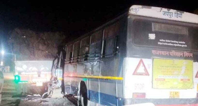 Muzaffarnagar- नेशनल हाईवे पर हुआ भीषण हादसा: रोडवेज बस की ट्रक से टक्कर में 11 घायल, दो की हालत गंभीर Muzaffarnagar- नेशनल हाईवे पर हुआ भीषण हादसा: रोडवेज बस की ट्रक से टक्कर में 11 घायल, दो की हालत गंभीर