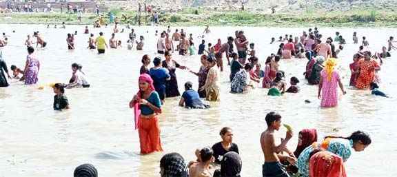 अमावस्या पर Shukratal (Shukteerth) में श्रद्धालुओं का सैलाब: गंगा में डुबकी, मंदिरों में घंटा-घड़ियाल और भक्ति की बयार अमावस्या पर Shukratal (Shukteerth) में श्रद्धालुओं का सैलाब: गंगा में डुबकी, मंदिरों में घंटा-घड़ियाल और भक्ति की बयार