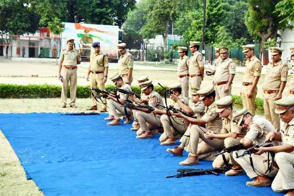 Muzaffarnagar पुलिस लाइन में एसएसपी संजय कुमार वर्मा का बड़ा एक्शन: परेड की सलामी से लेकर भोजनालय, बैरक, शस्त्र निरीक्षण तक किया सघन निरीक्षण
