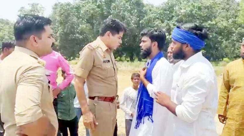 Muzaffarnagar मुझेडा टोल प्लाजा पर भीम आर्मी और आसपा कार्यकर्ताओं का बवाल, पुलिस के साथ हुई ज़बरदस्त झड़प, यातायात घंटों ठप