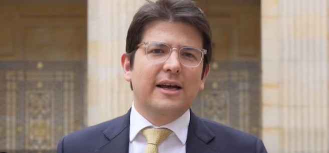 Colombia में राष्ट्रपति उम्मीदवार मिगुएल उरीबे पर जानलेवा हमला: सिर और पीठ में गोली, हालत गंभीर Colombia में राष्ट्रपति उम्मीदवार मिगुएल उरीबे पर जानलेवा हमला: सिर और पीठ में गोली, हालत गंभीर