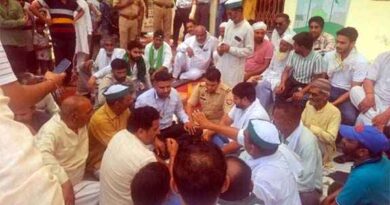 Muzaffarnagar छपार में यूनियन बैंक के बाहर बवाल: किसान यूनियन का धरना, बैंक मैनेजर और पुलिस को बनाया बंधक!