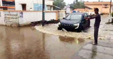 Muzaffarnagar की बारिश ने खोली सिस्टम की पोल: शिव चौक बना तालाब, नगर पालिका के दावों की धज्जियां उड़ीं