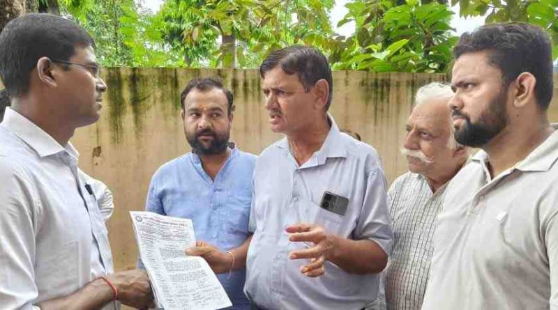 Muzaffarnagar में व्यापारियों का फूटा गुस्सा: करोड़ों के नुकसान पर मुआवजे की मांग, नगरपालिका की लापरवाही पर भड़के व्यापारी