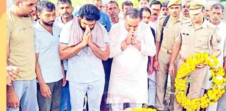 Muzaffarnagar  “ड्यूटी से लौटते वक्त शहीद हुआ जवान: हिमांशु की दर्दनाक मौत से ग़म में डूबा पूरा गांव, राजकीय सम्मान के साथ अंतिम विदाई!”