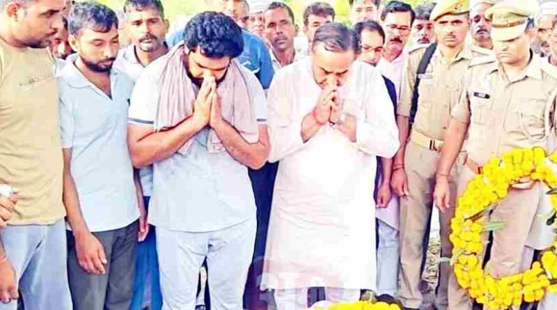 Muzaffarnagar  “ड्यूटी से लौटते वक्त शहीद हुआ जवान: हिमांशु की दर्दनाक मौत से ग़म में डूबा पूरा गांव, राजकीय सम्मान के साथ अंतिम विदाई!”