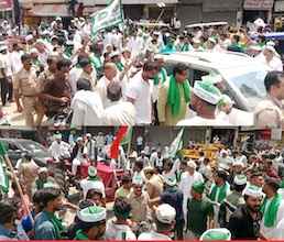 Muzaffarnagar में भाकियू तोमर की महापंचायत से हड़कंप: कचहरी पर ट्रैक्टरों का सैलाब, पुलिस से तकरार और जाम से जनजीवन अस्त-व्यस्त Muzaffarnagar में भाकियू तोमर की महापंचायत से हड़कंप: कचहरी पर ट्रैक्टरों का सैलाब, पुलिस से तकरार और जाम से जनजीवन अस्त-व्यस्त