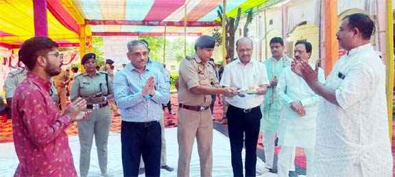 बम-बम भोले के जयघोष से गूंज उठा Muzaffarnagar, मंडलायुक्त अटल कुमार राय ने किया कांवड़ सेवा शिविर का शुभारंभ