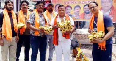 भगवा रंग में डूबा Muzaffarnagar: कांवड़ियों की सेवा में हिंदू युवा वाहिनी ने बांटे फल, भक्तिभाव से सराबोर शिव चौक