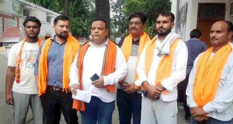 धर्मांतरण पर लगे लगाम! Muzaffarnagar में हिंदू युवा वाहिनी की हुंकार, प्रधानमंत्री को सौंपा गया ज्ञापन