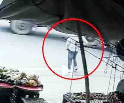 Khatauli में सड़क किनारे खड़े युवक ने डंपर के नीचे आकर दी जान! दिल दहला देने वाला दृश्य CCTV में कैद Khatauli में सड़क किनारे खड़े युवक ने डंपर के नीचे आकर दी जान! दिल दहला देने वाला दृश्य CCTV में कैद