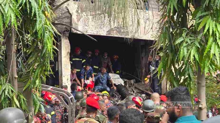 ढाका में स्कूल पर गिरा Bangladesh Air Force का F-7 Bgi विमान: एक की मौत, 26 घायल, इलाके में अफरा-तफरी