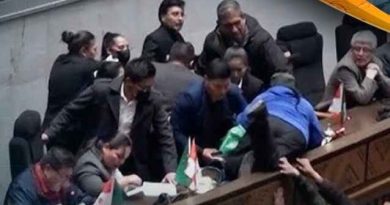 Bolivia की संसद में लिथियम डील को लेकर मचा घमासान: सांसदों ने छीने माइक, घसीटी मेज़, सोशल मीडिया पर वायरल हुआ वीडियो