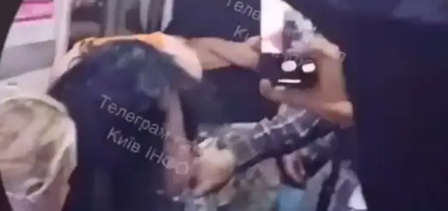 कीव मेट्रो कांड: ‘Glory To Russia’ बोलते ही युवती की बेरहमी से पिटाई, भीड़ ने ताली बजाई और कहा – ‘रूस समर्थक है, सबक सिखाना ज़रूरी है’