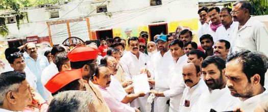 🔥कैसे एक Adm की हरकत ने कैराना सांसद के सम्मान को ठेस पहुंचाई – Muzaffarnagar में सपा का जबरदस्त प्रदर्शन