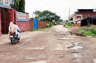 Muzaffarnagar रोहाना खुर्द मार्ग की बदहाली बनी दुर्घटनाओं की वजह: दो वर्षों से टूटी पड़ी सड़क, विभाग बना मूकदर्शक