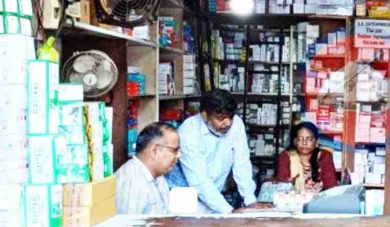 Muzaffarnagar में दवा व्यापारियों पर बड़ी कार्रवाई: औषधि विभाग की छापेमारी से मचा हड़कंप, कई व्यापारी शटर गिराकर भाग निकले