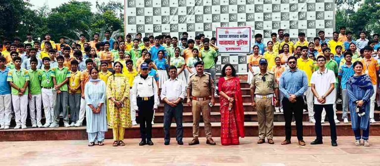 Muzaffarnagar में छात्रों को मिला सड़क और अग्निशमन सुरक्षा का मास्टरक्लास, Sp यातायात व फायर टीम ने दी ज़िंदगी बचाने वाली ट्रेनिंग Muzaffarnagar में छात्रों को मिला सड़क और अग्निशमन सुरक्षा का मास्टरक्लास, Sp यातायात व फायर टीम ने दी ज़िंदगी बचाने वाली ट्रेनिंग