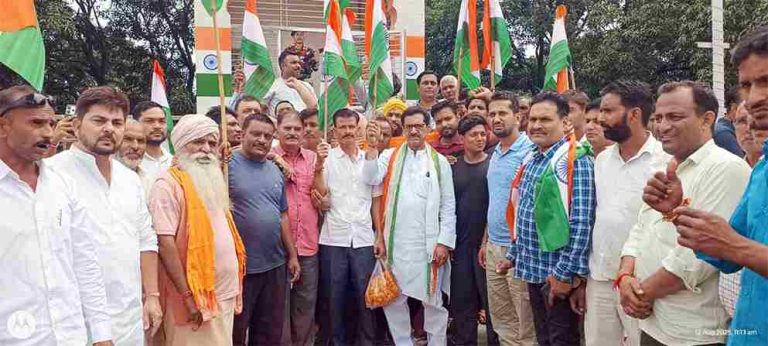 Muzaffarnagar में तिरंगा बाइक रैली का नेतृत्व कर चमके जिला पंचायत अध्यक्ष, देशभक्ति का उमड़ा सैलाब